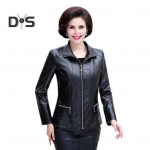 Keskmise vanusega naiste jope Kunstnahast sileda pinnaga Keeratav krae T&otilde;mblukuga t&otilde;mblukuga taskud Pikad varrukad Retro-mootorrattamantel Suures suuruses reisi&uuml;ler&otilde;ivad XL must