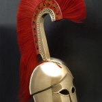 18 gabariidist terasest keskaegne taaslavastus Kreeka korintose kiiver peakate sulgedega