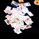 Naljakas ja armas minikaardipokkerim&auml;ng Superv&auml;ike kaardikingitus reisim&auml;nguasjade jant rekvisiidid 1pcs