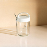 &Uuml;le&ouml;&ouml; kaerahelbetass kaasaskantav hommikujogurtihoidla kaetud lusikaga kaasav&otilde;etav suletud salatipiim piimakokteil kaerahelbepudel 430ML valge