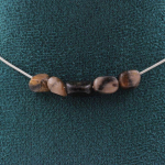 Pierres et Min&eacute;raux. Collier 5 perles Andalousite des USA. Chaine en acier inoxydable Collier femmes, hommes. Taille personnalisabl