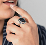 K&auml;sitsi valmistatud musta ooniksi lillega s&otilde;rmus, 925 sterlingh&otilde;be, minimalistlik boheemlaslik statement-s&otilde;rmus, kingitus talle 12 h&otilde;be