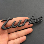 Kroomitud metallist Turbo T auto pagasiruumi tagumise tagaluugi embleemi m&auml;rgi kleebis must