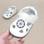 Mood T&uuml;drukud Poisid Jalutuskengad 2024 Uued Suvised Baotou Korea Mood Beebit&uuml;drukute Kingad Pehme Sisetald Suletud &Otilde;&otilde;nes Armsad Hingavad Sandaalid 14 insole11.5CM valge