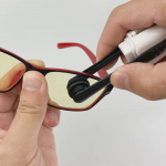 Prillide puhastushari &ndash; mugav pintsel l&auml;&auml;tsede hooldamiseks Purple-Silver