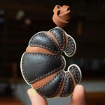 K&auml;sitsi valmistatud ehtsast nahast croissant-koti v&otilde;lu v&otilde;tmehoidja