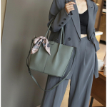 Naiste nahast &otilde;lakott, Suure mahutavusega messenger-kott, Stiilne ja lihtne ostukott, Mitme sektsiooniga siidist sallikestaga kott heleroheline v&auml;rv