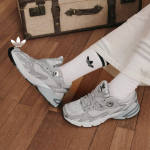 Adidas JENNIE'i Sobivad M&uuml;ts Kingad ASTIR Paksude Taldadega Spordikingad Adidas Ristikujuline Muster GZ3569 35.5 hall