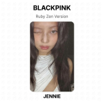 BLACKPINK Ruby Zen Version Ametlik fotokaart JENNIE gray