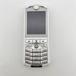 Renoveeritud originaal Motorola E398 GSM 900/1800/1900 Mini-SIM 1,9-tolline mobiiltelefon 1 Battery 1 Charger valge