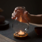 Klaasist k&uuml;&uuml;nlahoidja puidust lauakaunistusega 8,9x15,9 cm &otilde;lilambivari, kerge