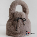 Mink kunstkarusnahast minikott n&ouml;&ouml;rsulgemisega, mida saab kanda &uuml;le &otilde;la (2 v&auml;rvi) 17x18x17cm helepruun v&auml;rv