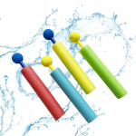 Vaht-vesilaskeseade, veep&uuml;stolid basseini rannas, &otilde;ues kasutatavad veepritsiga m&auml;nguasjad lastele t&auml;iskasvanutele - juhuslikud v&auml;rvid