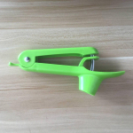Cherry Pitter Tool Cherries Corer Pitter Tool roostevabast terasest puuviljaaugu eemaldaja lukukujundusega kirsimoosi jaoks must