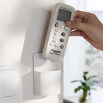 1 tk kleepuv seinale paigaldatav hoiukarp &ndash; mugav kaugjuhtimispuldi hoidik, ruumis&auml;&auml;stlik riiul v&auml;ikeste esemete jaoks. Plastic valge