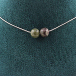 Pierres et Min&eacute;raux. Collier 2 perles Jaspe sang de Dragon 8 mm. Chaine en acier inoxydable Collier femmes, hommes. Taille personna punane