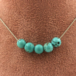 Pierres et Min&eacute;raux. Collier 5 perles Howlite Turquoise 8 mm Chaine en acier inoxydable Collier femmes, hommes. Taille personnalisa