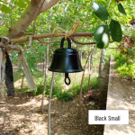 Suur malmist k&auml;sikell kooli, uksekella, aia v&otilde;i sisehoovi jaoks, seinakinnituse ja k&auml;siratta dekooriga.