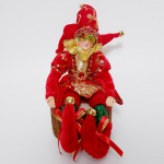 Rippuv j&otilde;ulunukk istuv p&auml;kapikk m&auml;nguasi J&otilde;uluvana pl&uuml;&uuml;s j&otilde;ulupuu rippuv kaunistus j&otilde;ulukingitused uusaastakaunistus