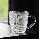 J&auml;&auml;tunud triipudega klaasist veekruus kaane ja k&auml;epidemega, majapidamises kasutatav kuumakindel klaaskruus, k&otilde;rge v&auml;limuse tasemega, joogiklaas, &otilde;lleklaas, teetass 310ml - 360ml