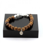 Pierres et Min&eacute;raux. Bracelet Howlite des USA + Perles bois 8 mm. Fabriqu&eacute; en France.