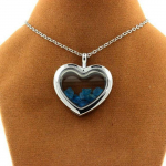 Pierres et Min&eacute;raux. Collier Apatite bleu neon brut. Mod&egrave;le coeur.