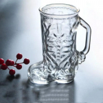 Suure mahutavusega l&auml;bipaistev saapakujuline klaaskruus &ndash; baari- ja restorani&otilde;lu, vesi, piimatassi joogin&otilde;ud