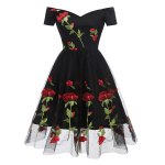 Naiste tikitud ballikleit, roosililled, v&otilde;rk, t&uuml;ll &otilde;last v&auml;ljas, midirulluisutaja pulmak&uuml;laline &otilde;htune kokteilipidu, piduliku s&uuml;ndmuse erir&otilde;ivad L