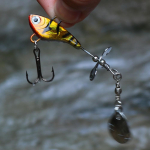 P&uuml;&uuml;gis&ouml;&ouml;dad V&auml;rvilised metallist p&uuml;&uuml;gis&ouml;&ouml;dad Treble konksudega &otilde;ngekonksud Bass Minnow Lure jaoks 1