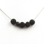 Pierres et Min&eacute;raux. Collier perles Lave 8 mm + Grenat du Mozambique Chaine en acier inoxydable.