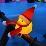 J&otilde;ulukollane part m&uuml;tsiga Sall M&auml;nguasjade autokaunistused Autode armatuurlaua kaunistused Kingitused