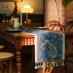 Disaineri elegantne linane laudlina, talumaja v&auml;rviliste metsikute lillede mustriga laudlinad s&ouml;&ouml;gilaudadele, kaunistus 35x120cm brown