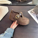 Retro matt seemisnahast Birkenstockid on &otilde;hukesed, uued k&otilde;rgust lisavad vabaajajalatsid kevadeks ja s&uuml;giseks 35
