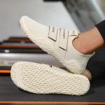 Varvastega eraldatud viie s&otilde;rmega fitness-jalatsid joogaks, pilateseks, j&otilde;utreeninguks, j&otilde;ut&otilde;mmeteks, k&uuml;kkideks, paljajalu k&otilde;ndimiseks, matkamiseks ja rannategevusteks 39