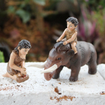 2x &uuml;rgmehe aiakujud maastiku kaunistused k&auml;sit&ouml;&ouml; raamaturiiul vaigust kunstiteos DIY elevant