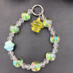 V&auml;rvilised helendavad helmed: keskmise suurusega helmed, v&otilde;tmehoidja ja populaarne kott, telefoni ripats ja kaunistus.