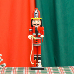 J&otilde;ulup&auml;hklipureja figuur, puidust, tulet&otilde;rjuja figuriin puidust j&otilde;ulud riiulitele