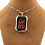 Pierres et Min&eacute;raux. Collier Spinelle brut. Mod&egrave;le rectangle &agrave; pans coup&eacute;s.