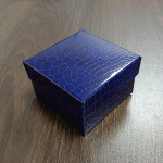 Krokodillimustriga kunstnahast paberist kellakarp logotr&uuml;kiga &ndash; kingituse ja k&auml;ev&otilde;ru pakend 8.5*8.5*5.5 CM