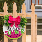 Tere, suvine puidust rippsildiga puidust ukseriip koos v&ouml;&ouml;ri tervitusveranda kaunistusega pagari&auml;ri jaoks