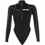 Ameerika stiilis mootorratta stiilis joon, v&uuml;rtsikas t&uuml;druk, liibuv t&otilde;mblukk, k&otilde;rge kaelusega pikkade varrukatega kombinesoon naister&otilde;ivaste jaoks S must