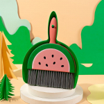 Puuviljaharja minikomplekt majapidamises puhastamiseks &ndash; lauaarvuti pr&uuml;gi- ja tolmut&ouml;&ouml;riist lastele ja &otilde;pilastele. Watermelon type broom + dustpan