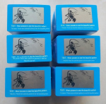 Musta mikrokiust prillide komplekt: Sisaldab riiet, polariseeritud sinise valguse vastast testkaarti ja kruvikeeraja. polarized test card