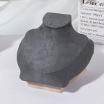 Sametine portree kaelakee vitriin, ripats