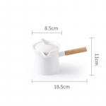 Puidust k&auml;epideme ja kaanega keraamiline pott piimatee ja kohvi jaoks. Valge portselanist teekannud