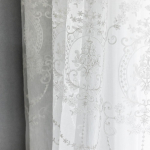 1 PC Tikitud valge t&uuml;llkardin Populaarne elegantse Euroopa disainiga Nuani sari W250cm x L250cm