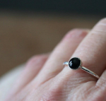 Must oon&uuml;ksist s&otilde;rmus, k&auml;sitsi valmistatud s&otilde;rmus, virnas&otilde;rmus, kingitus talle, r&otilde;ngasr&otilde;ngas, kalliskivis&otilde;rmus, naiste s&otilde;rmus, lihtne s&otilde;rmus, ema kingitus 6