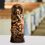 P&otilde;hjala jumala vaigu kuju Skandinaavia panteonid, P&otilde;hjala jumalate kujukeste k&auml;sit&ouml;&ouml; viikingite m&uuml;toloogia, veinikapi varjualune raamaturiiul skulptuur orament