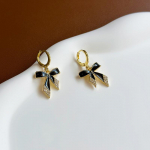 1 paar trendikaid elegantseid peeneid tsirkoonist k&otilde;rvar&otilde;ngaid, armsaid k&otilde;rvaklappe 3.2*1.7cm