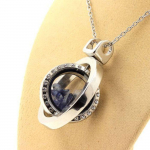 Pierres et Min&eacute;raux. Collier Benitoite brut. Mod&egrave;le Sablier Sph&eacute;rique.